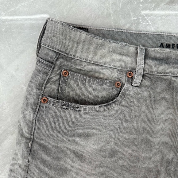 Women’s American Eagle Relaxed Distressed Gray Wash Jean Shorts Plus Size 14 - Picture 6 of 16